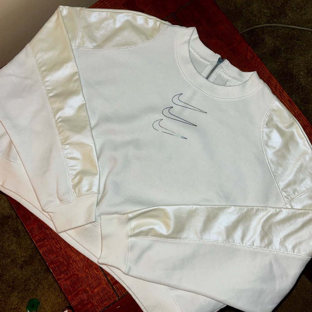 White Nike Crewneck - Women’s (Large) - slight crop